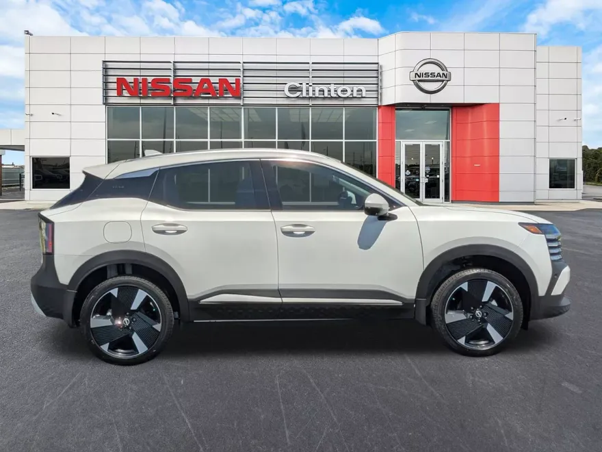 2025 Nissan Kicks SR photo 1