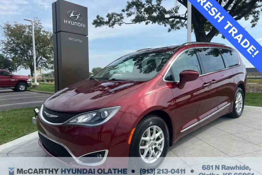2020 Chrysler Pacifica Touring L photo 1