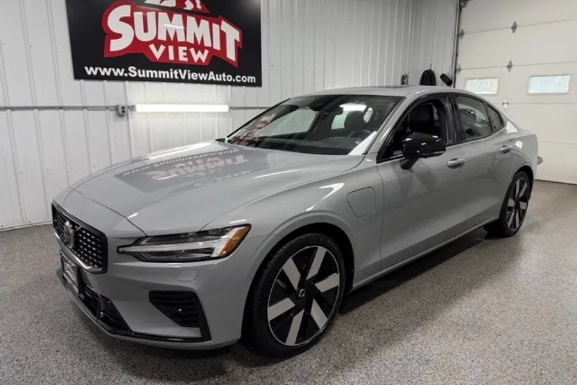 2024 Volvo S60 Recharge T8 Plus photo 1