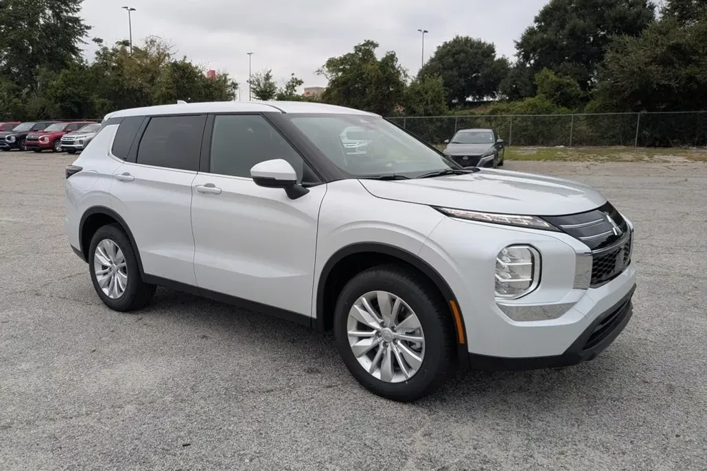 2025 Mitsubishi Outlander ES photo 1