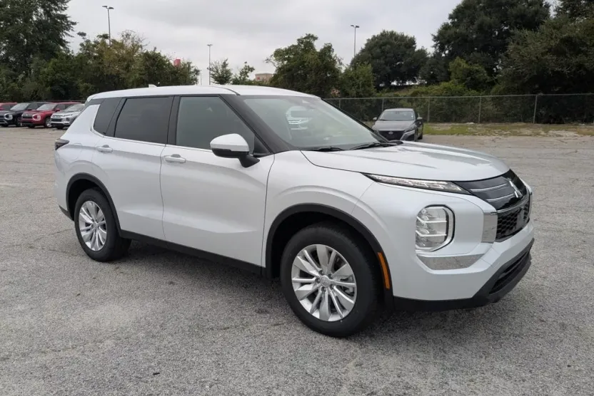 2025 Mitsubishi Outlander ES photo 1