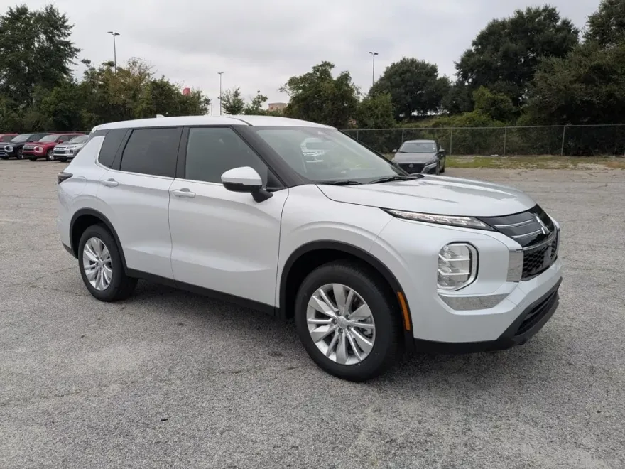 2025 Mitsubishi Outlander ES photo 1