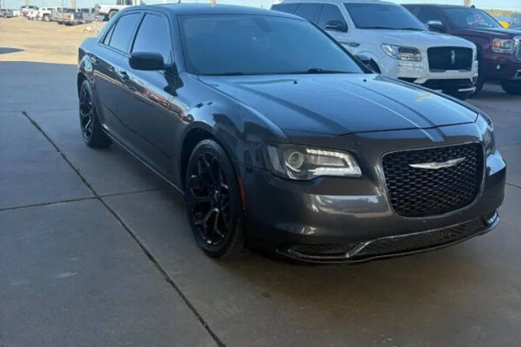 2019 Chrysler 300 Touring photo 1