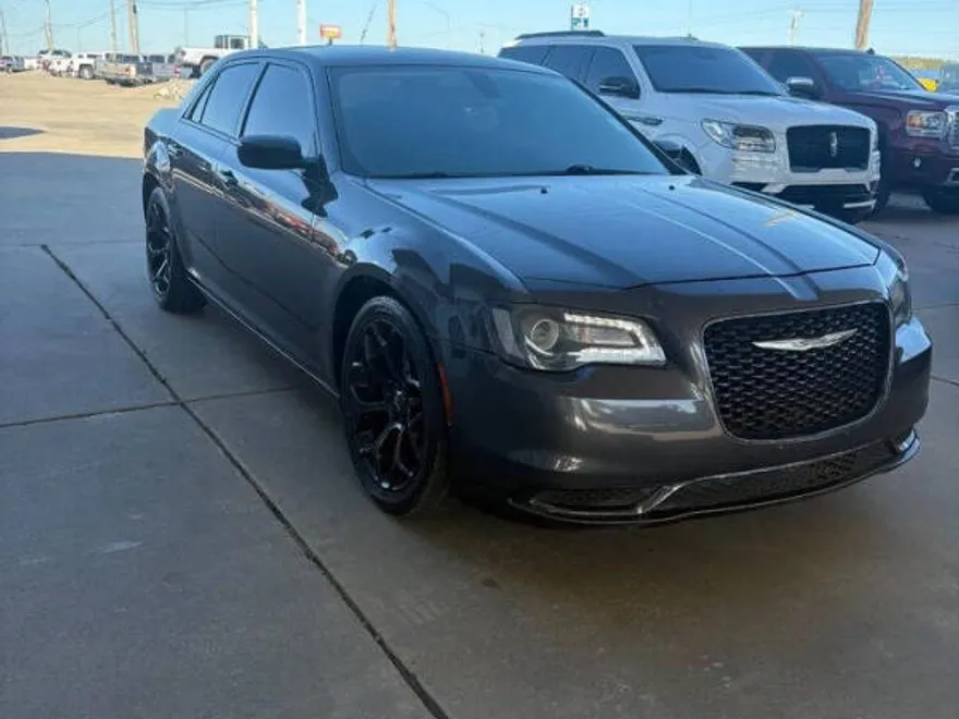 2019 Chrysler 300 Touring photo 1