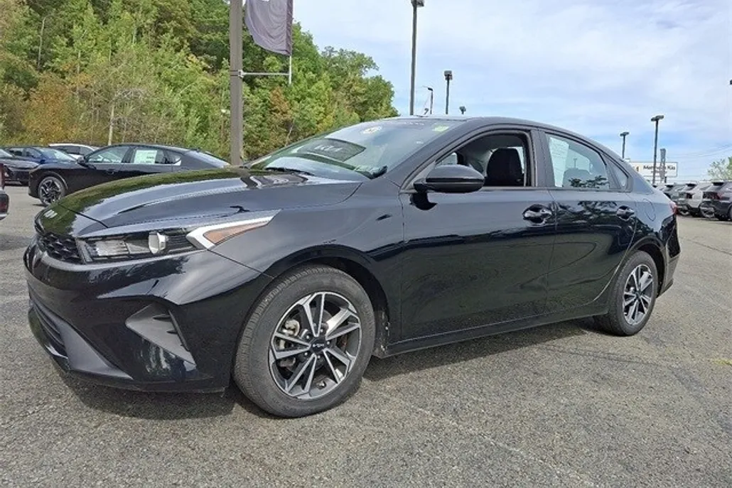 2023 Kia Forte LXS photo 1
