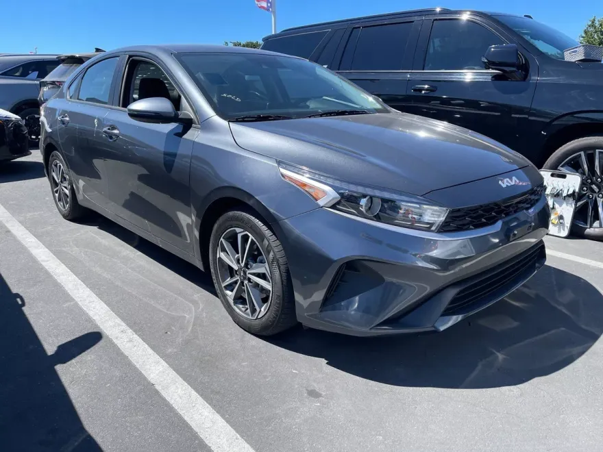 2023 Kia Forte LXS photo 1
