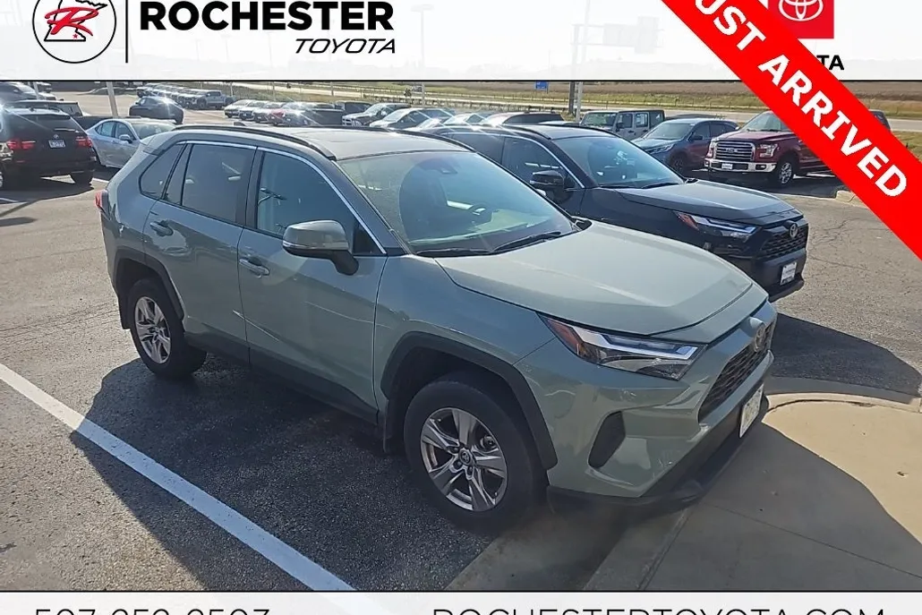 2022 Toyota RAV4 XLE photo 1