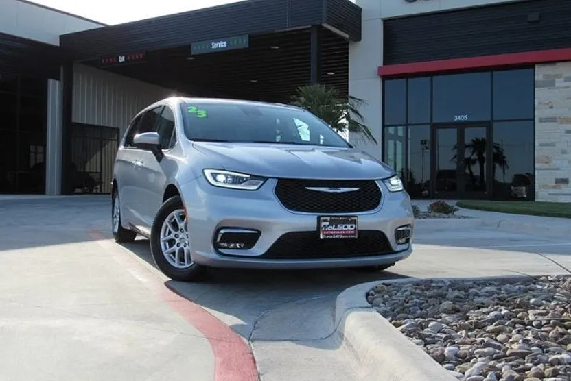 2023 Chrysler Pacifica Touring L photo 1