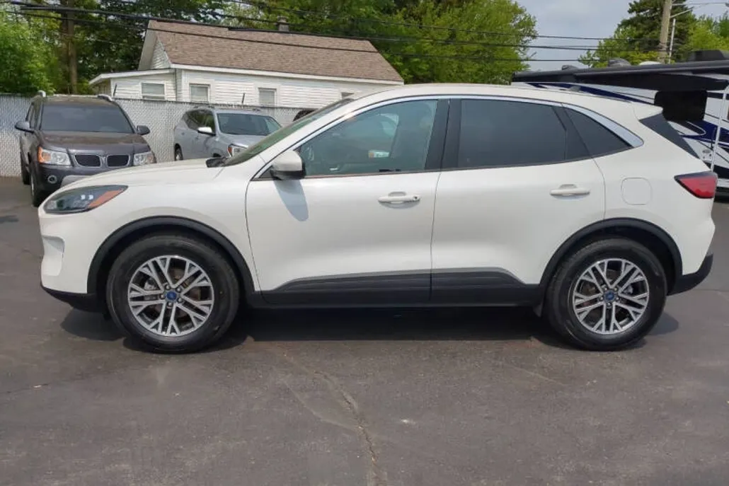 2022 Ford Escape SEL photo 1