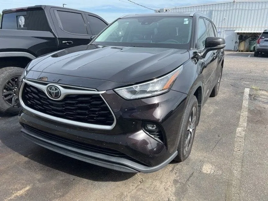 2020 Toyota Highlander XLE photo 1