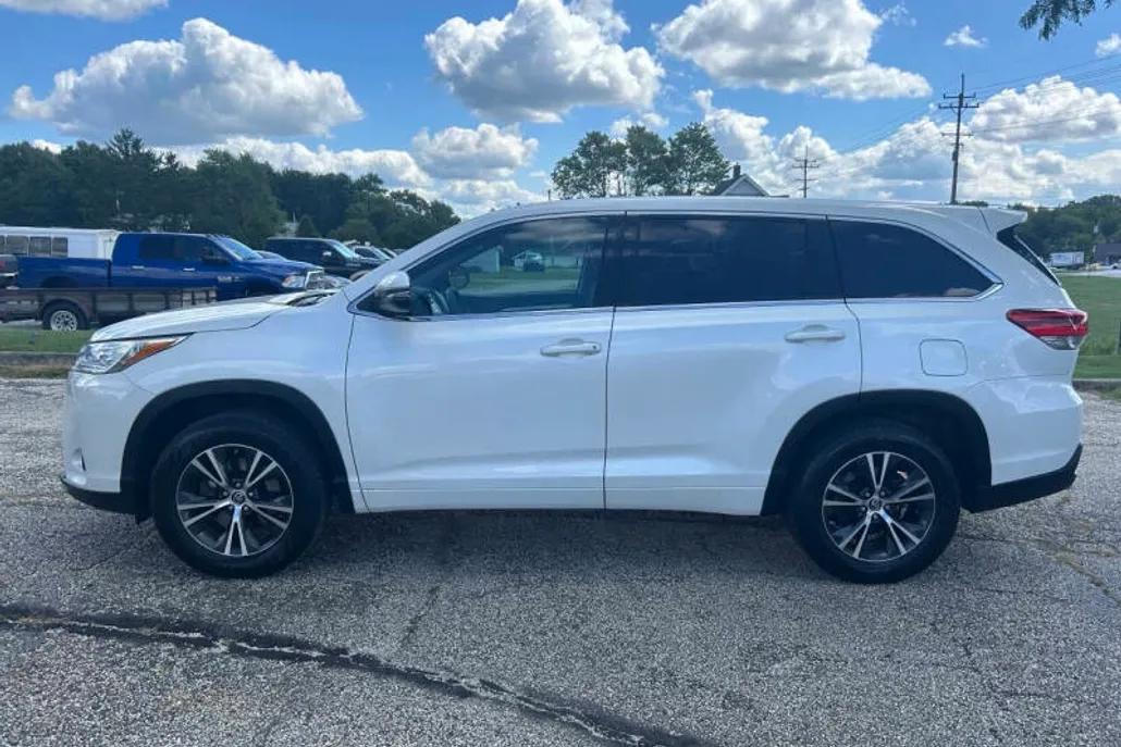 2017 Toyota Highlander LE photo 1