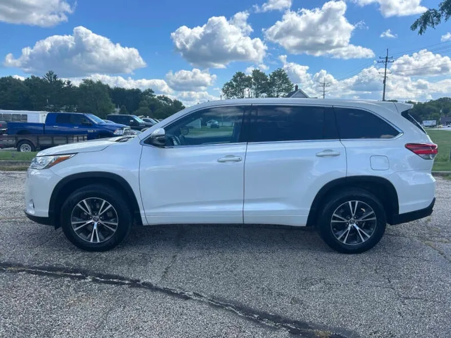 2017 Toyota Highlander LE photo 1