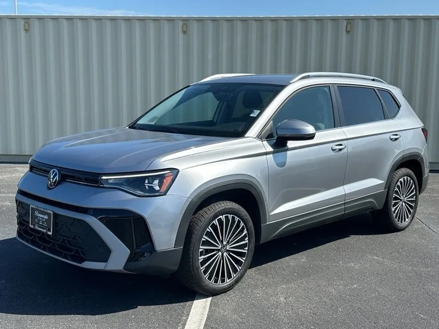 2025 Volkswagen Taos SE photo 1