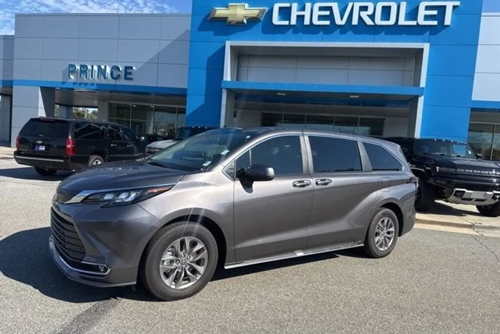 2024 Toyota Sienna XLE photo 1