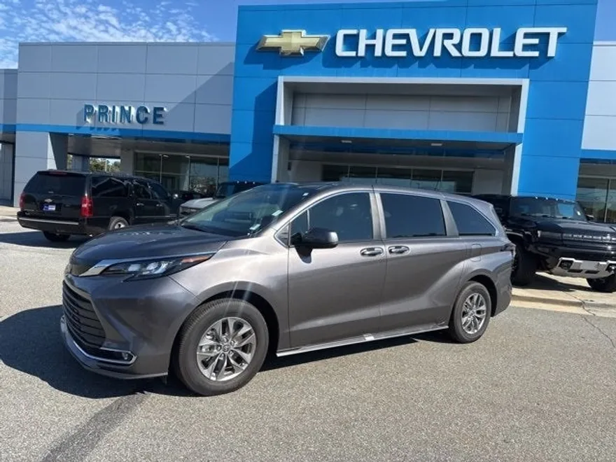2024 Toyota Sienna XLE photo 1