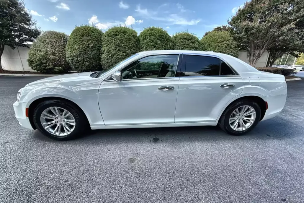 2017 Chrysler 300 C photo 1