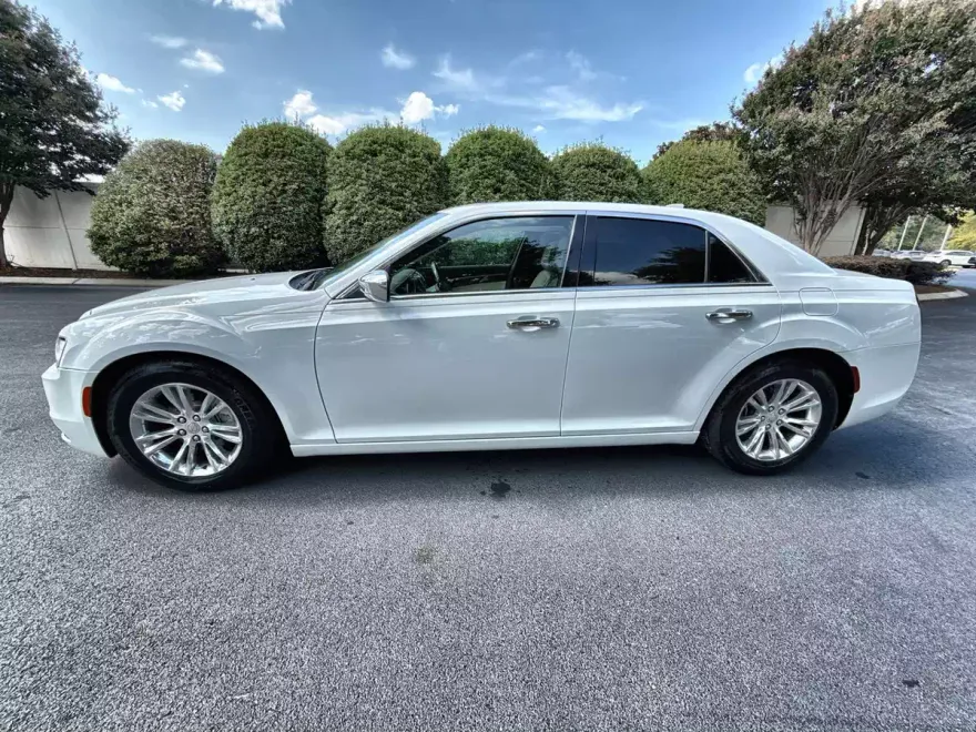 2017 Chrysler 300 C photo 1