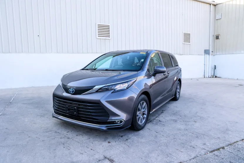 2022 Toyota Sienna XLE photo 1