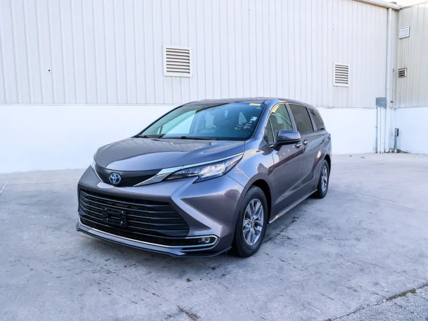 2022 Toyota Sienna XLE photo 1