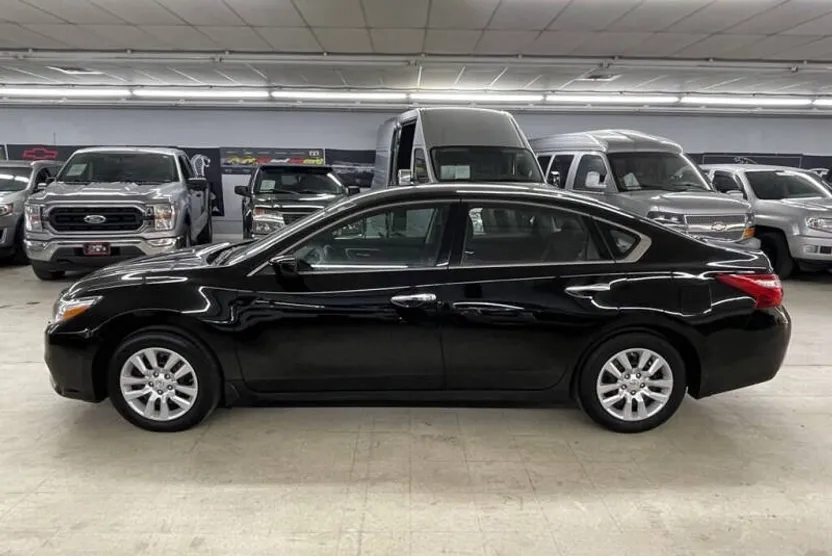 2017 Nissan Altima 2.5 photo 1