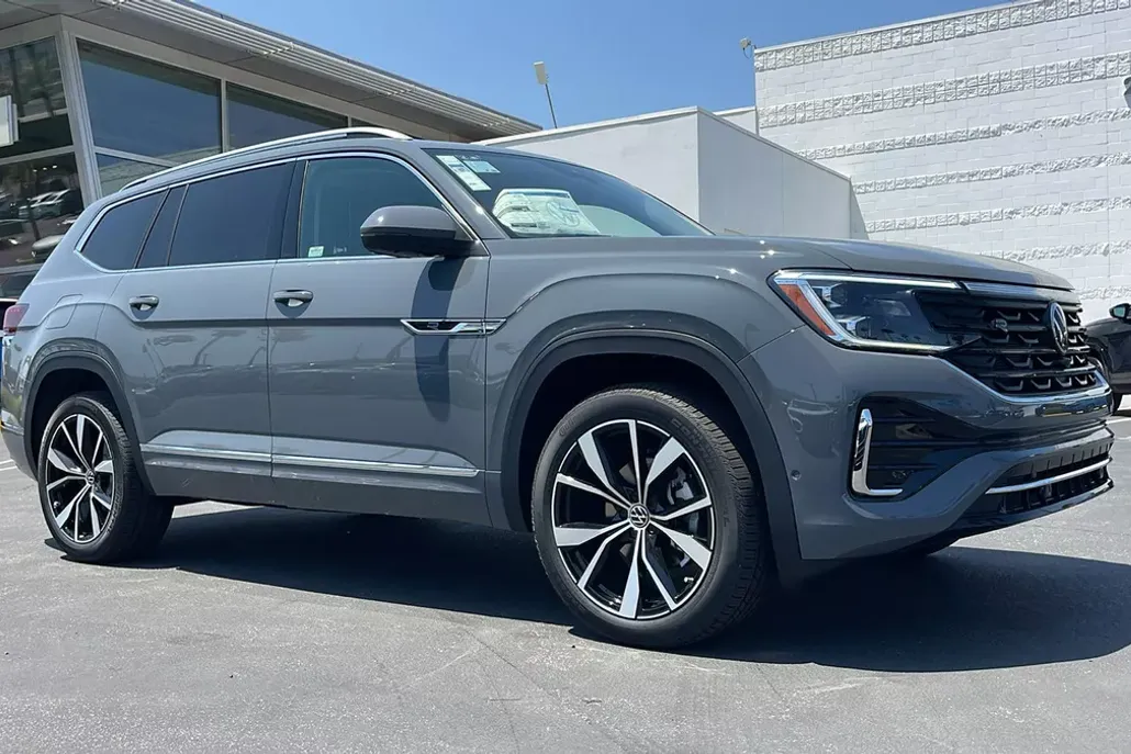2025 Volkswagen Atlas SE Premium R-Line photo 1