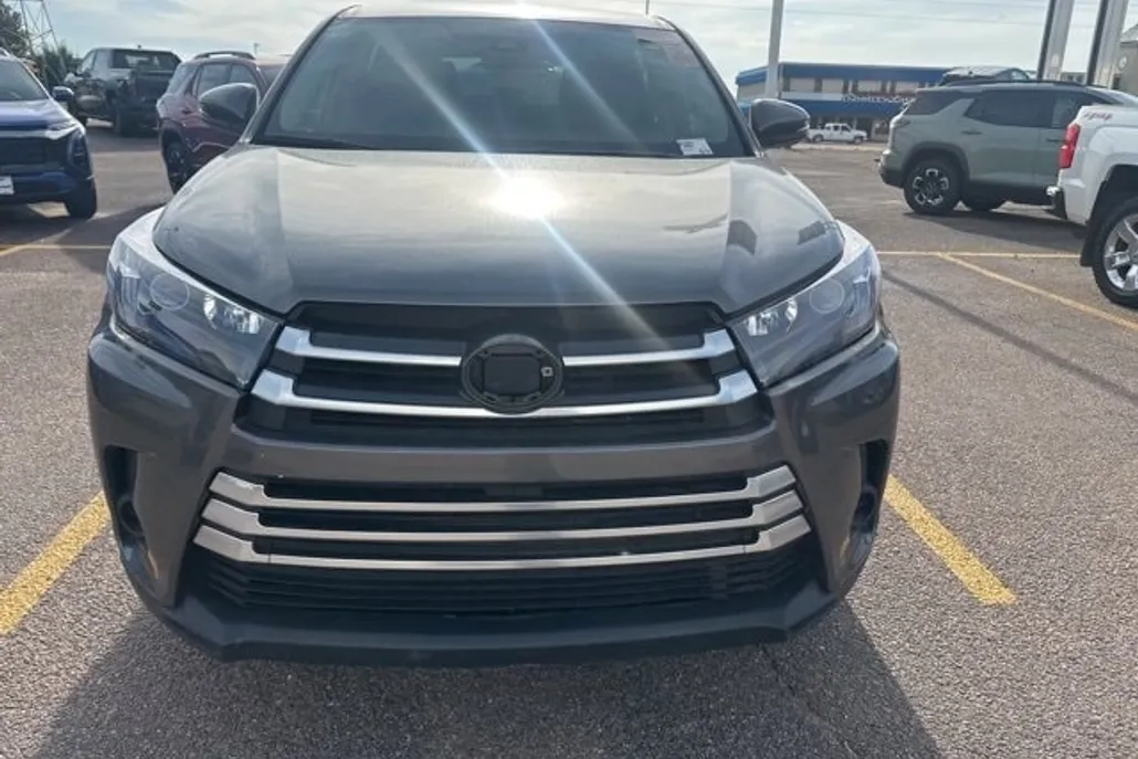 2018 Toyota Highlander LE photo 1