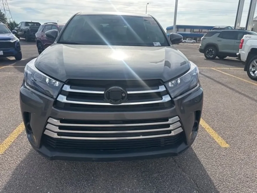 2018 Toyota Highlander LE photo 1