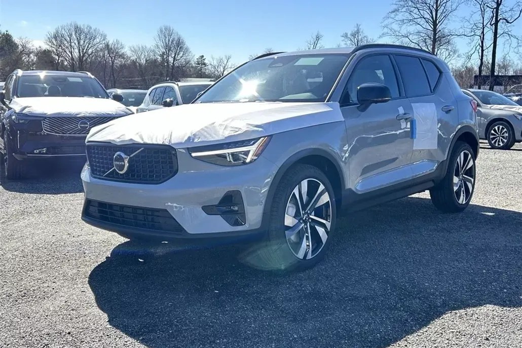 2025 Volvo XC40 photo 1