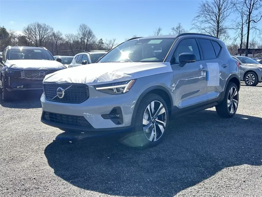 2025 Volvo XC40 photo 1