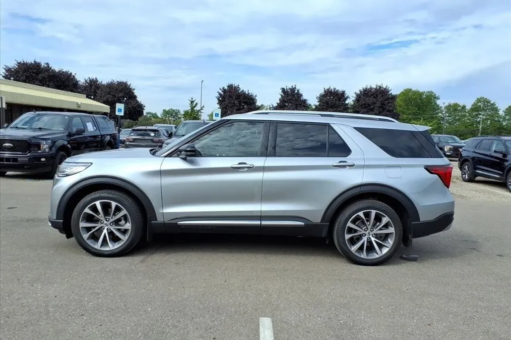 2025 Ford Explorer Platinum photo 1
