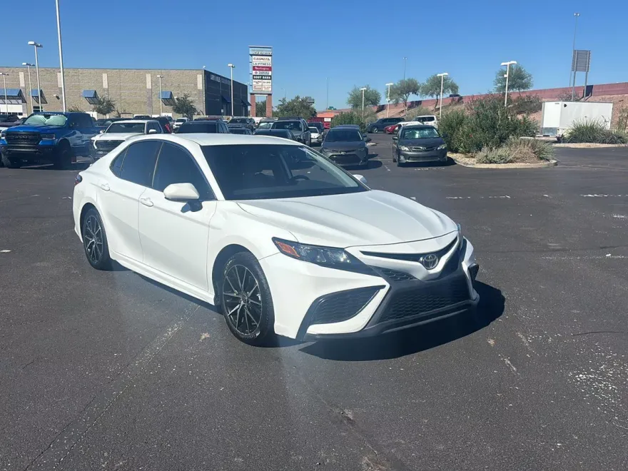 2021 Toyota Camry SE photo 1