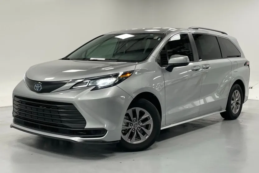2023 Toyota Sienna LE photo 1