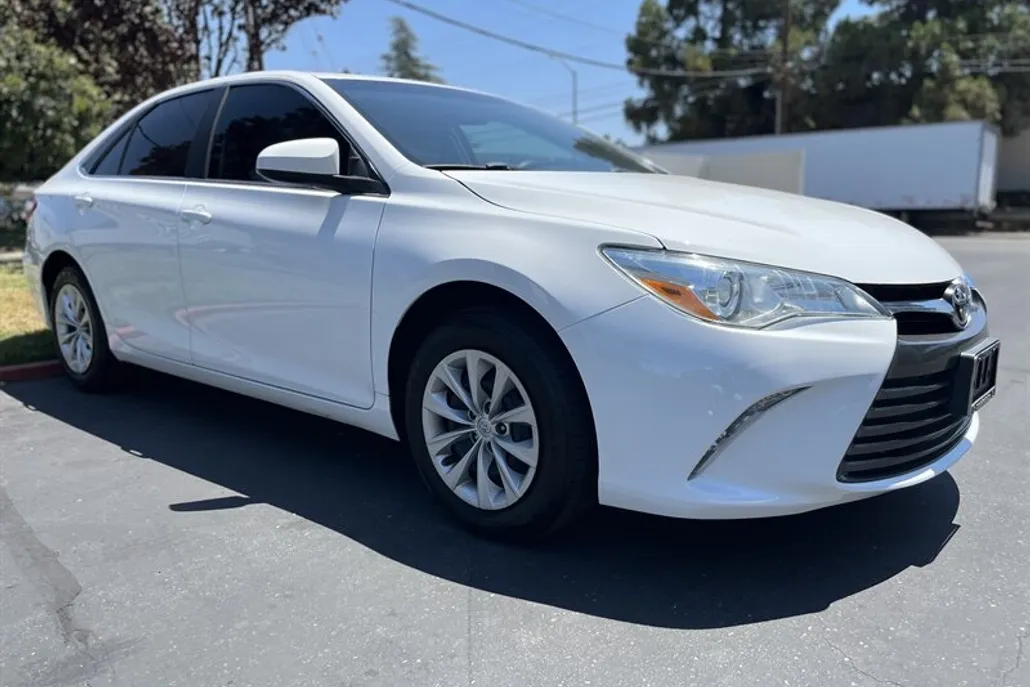 2016 Toyota Camry LE photo 1