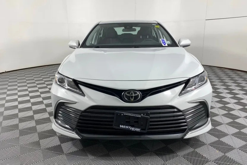 2023 Toyota Camry LE photo 1