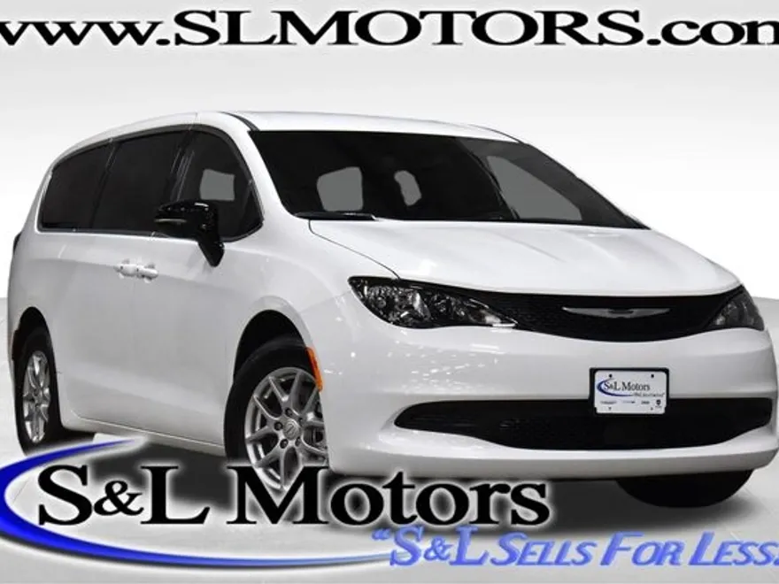 2025 Chrysler Voyager LX photo 1