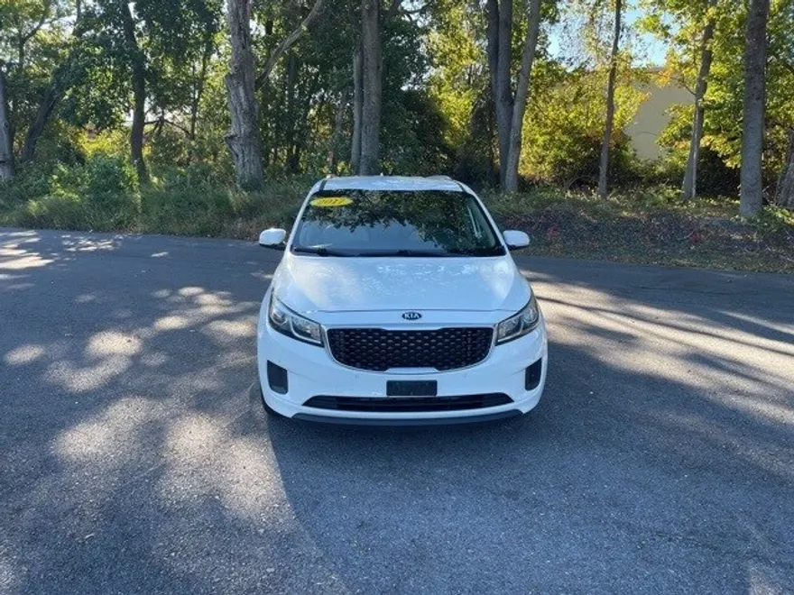 2017 Kia Sedona LX photo 1