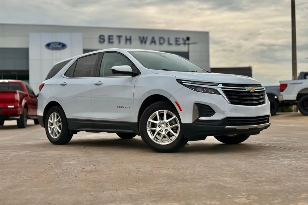 2023 Chevrolet Equinox LT photo 1