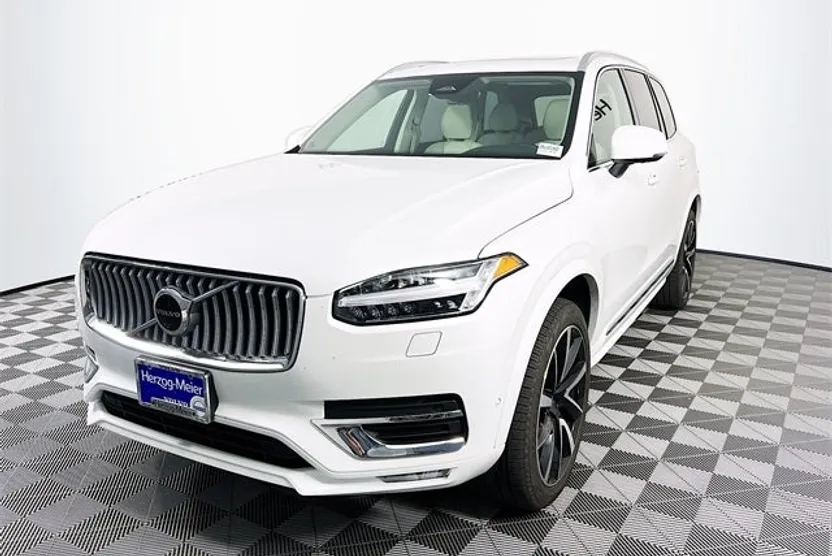 2025 Volvo XC90 B5 Plus photo 1