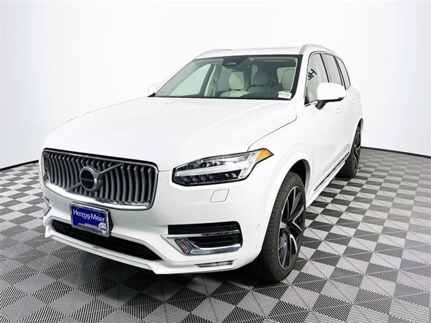 2025 Volvo XC90 B5 Plus photo 1