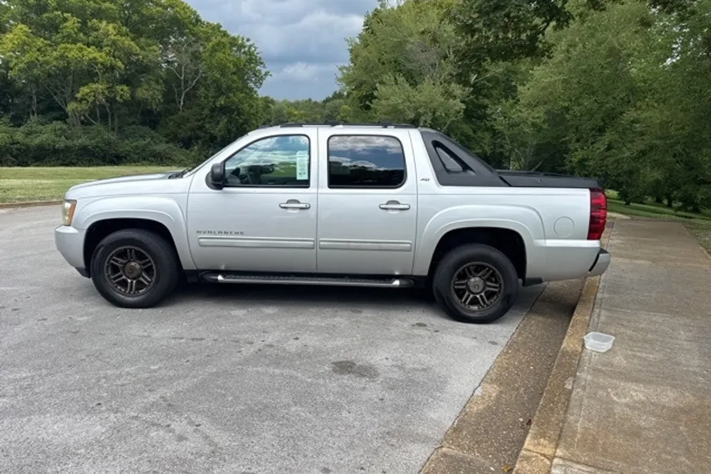 2011 Chevrolet Avalanche LT photo 1