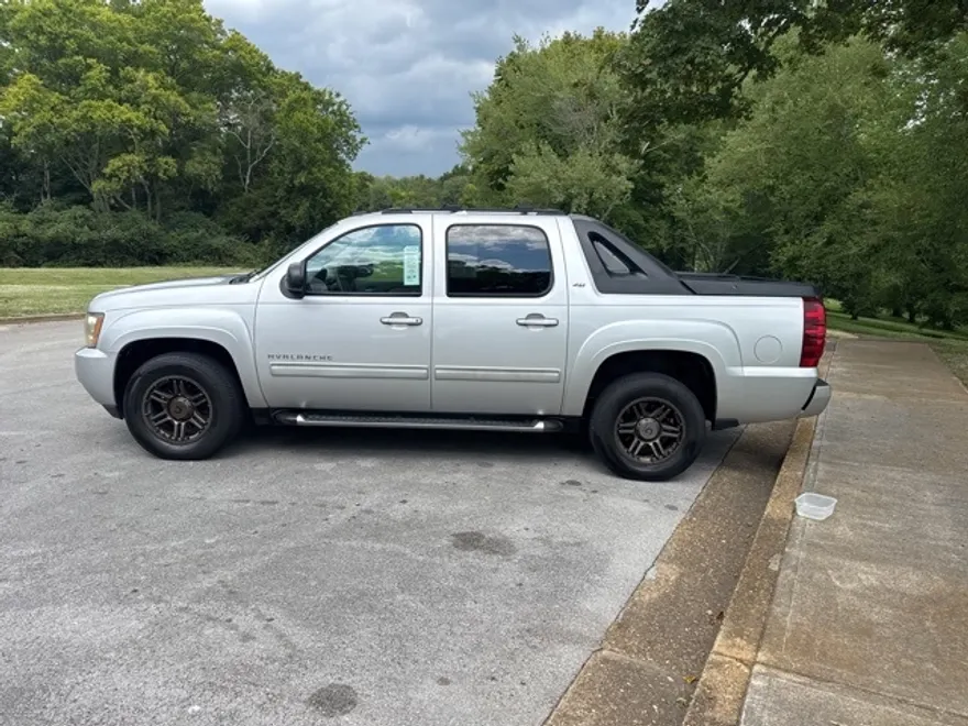 2011 Chevrolet Avalanche LT photo 1