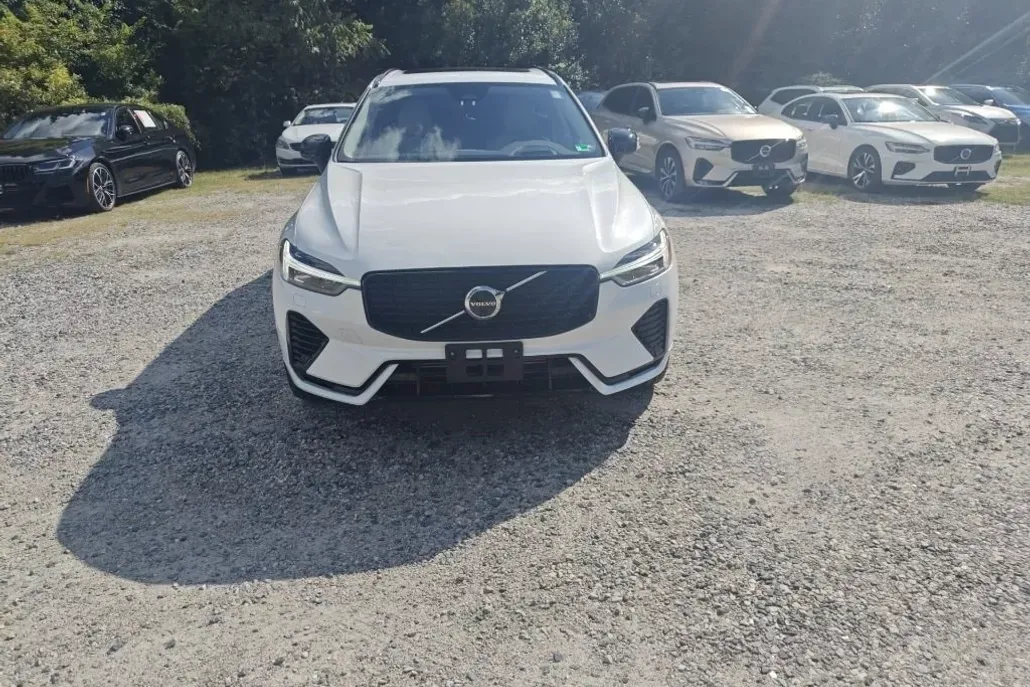 2024 Volvo XC60 Recharge Hybrid Ultimate photo 1
