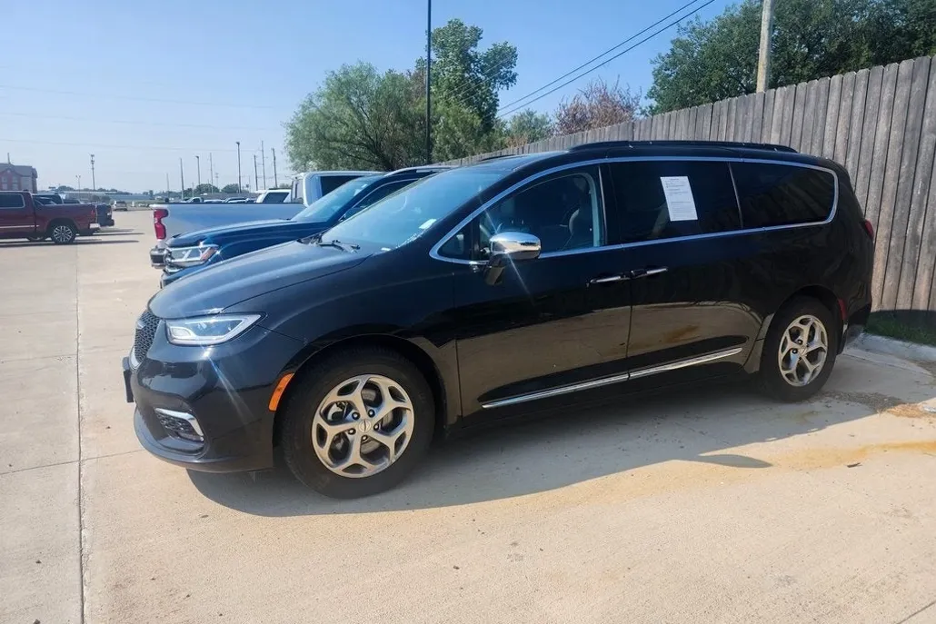 2023 Chrysler Pacifica Limited photo 1
