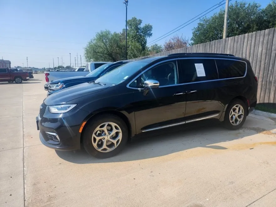 2023 Chrysler Pacifica Limited photo 1