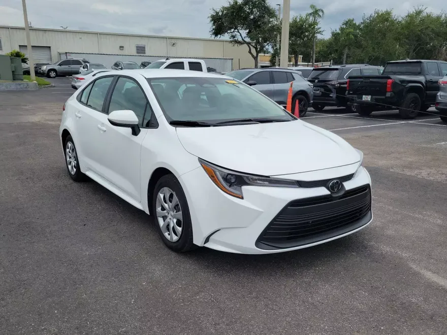 2024 Toyota Corolla LE photo 1