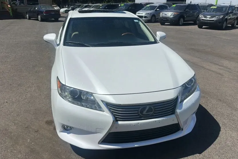 2014 Lexus ES 300h photo 1