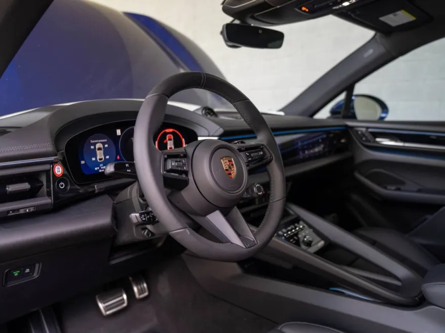 2025 Porsche Macan Electric photo 4
