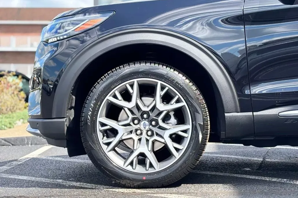 2025 Ford Explorer Platinum photo 1