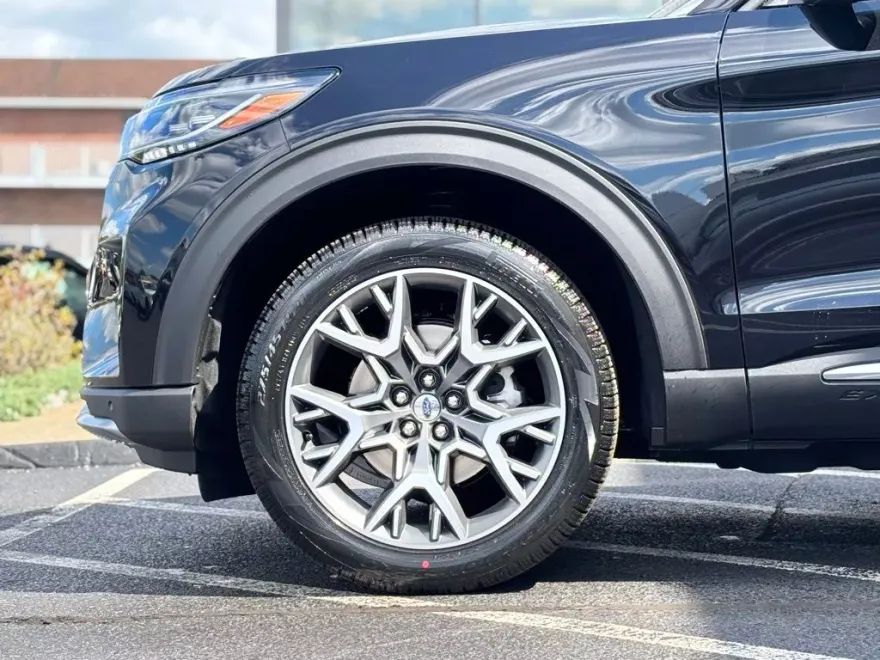 2025 Ford Explorer Platinum photo 1