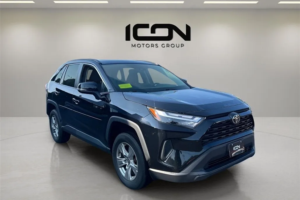 2022 Toyota RAV4 XLE photo 1